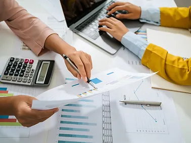 Travail d’équipe qui font une étude