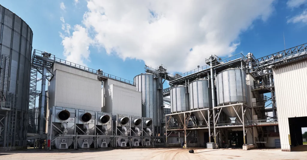 usine prise en photo de l'extérieur avec des cuves de stockages en aluminium