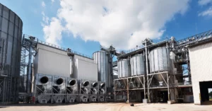 usine prise en photo de l'extérieur avec des cuves de stockages en aluminium