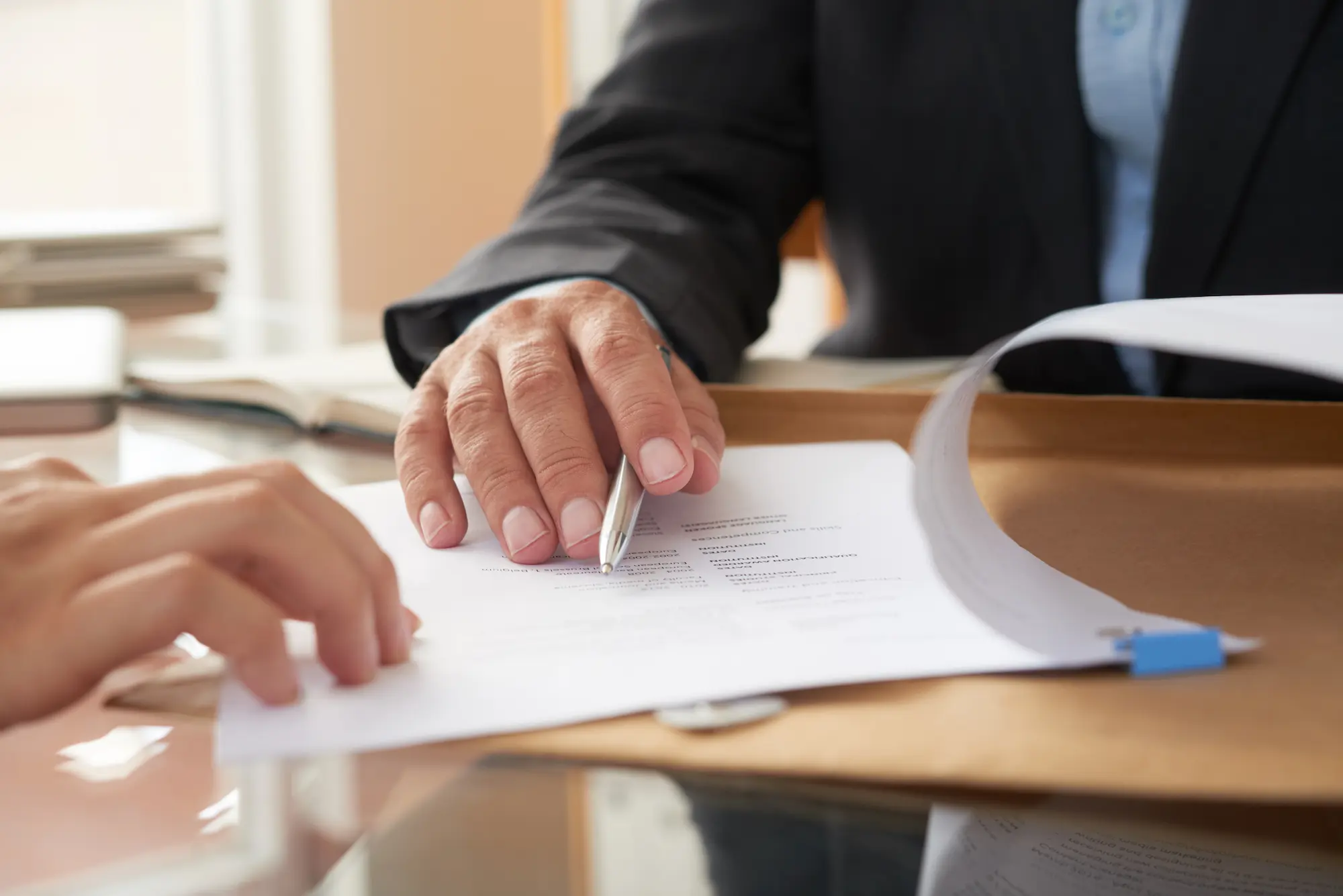 conception d'un dossier auprès d'un dirigeant qui demande de remplir un document avec son style qu'il a dans la main
