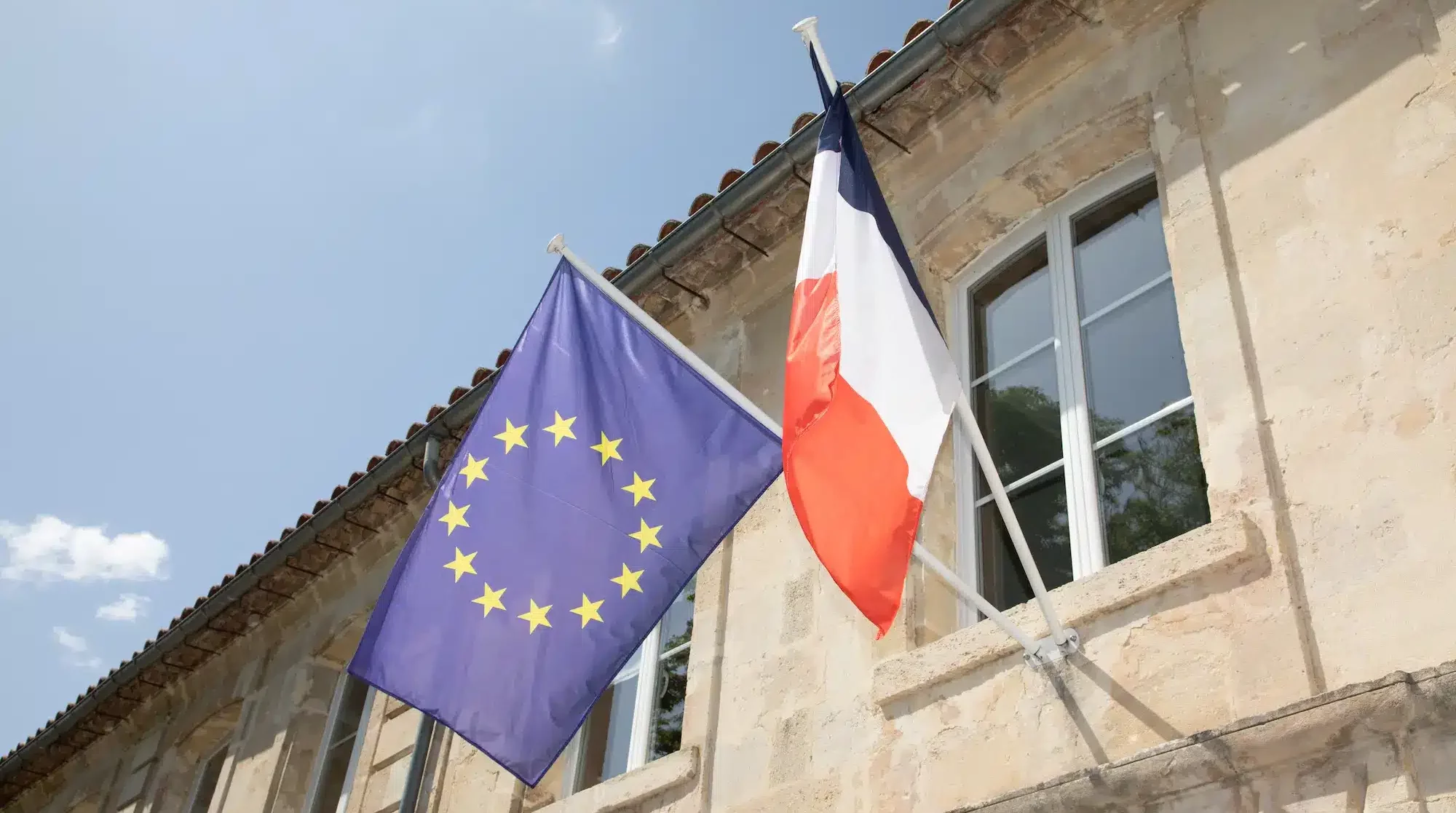 drapeaux Français et européen accroché sur une mairie dehors