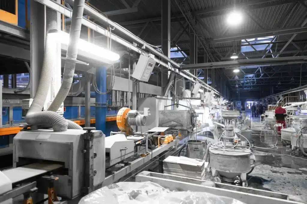 intérieur d'usine de blanchisserie avec de nombreuses machines en action