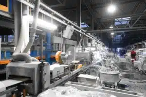 intérieur d'usine de blanchisserie avec de nombreuses machines en action