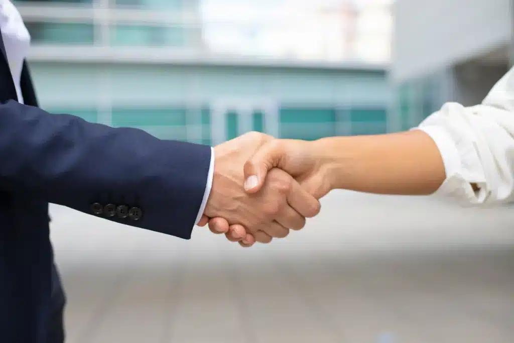 deux professionnels qui se serrent la main