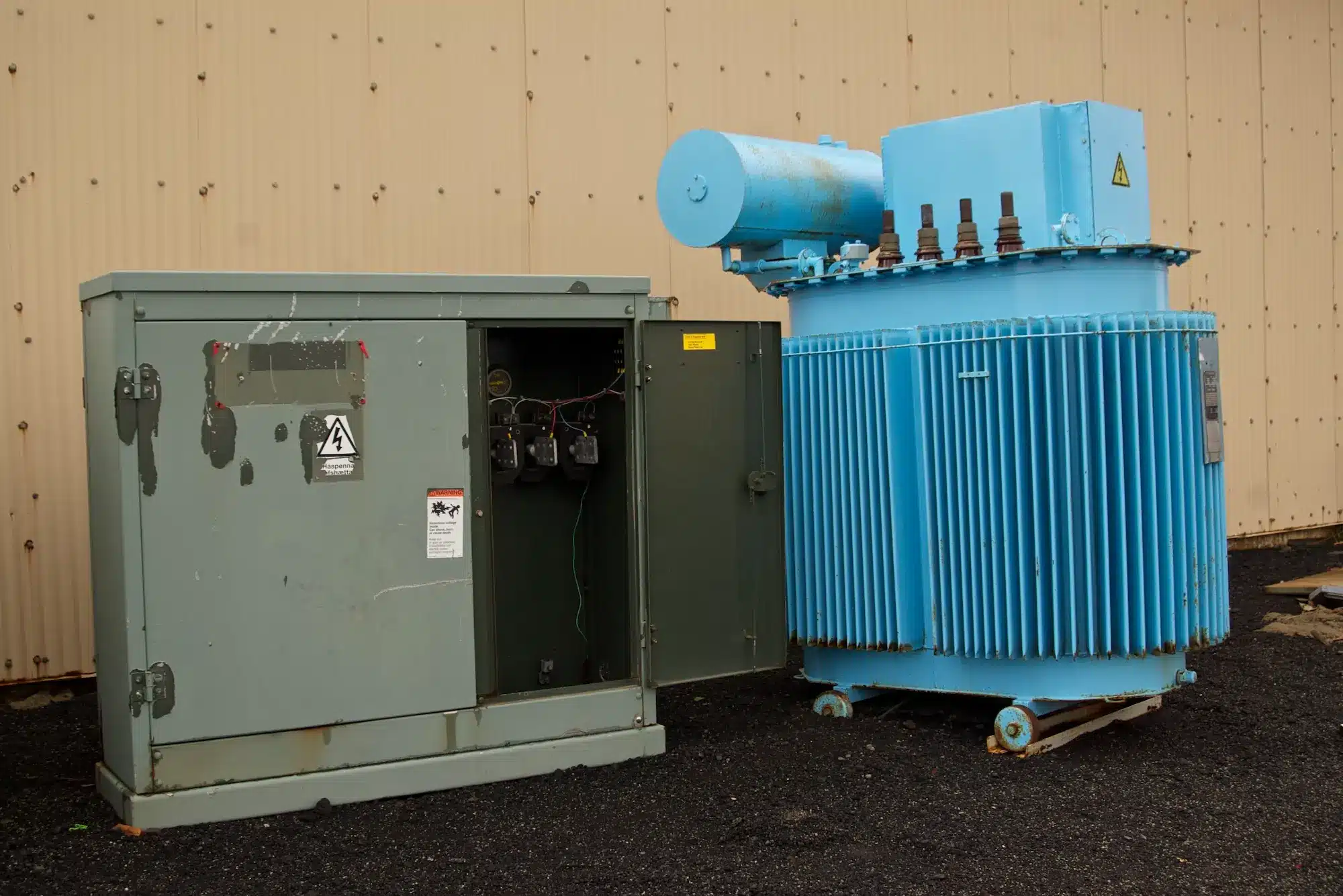 vieux transformateur en deux parties, a gauche l'armoire verte et a droite le transformateur bleu clair