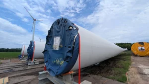 tronc d'éoliennes démantelées sur le sols